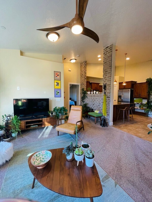 Foto del edificio - 3661 E Rock Creek Rd