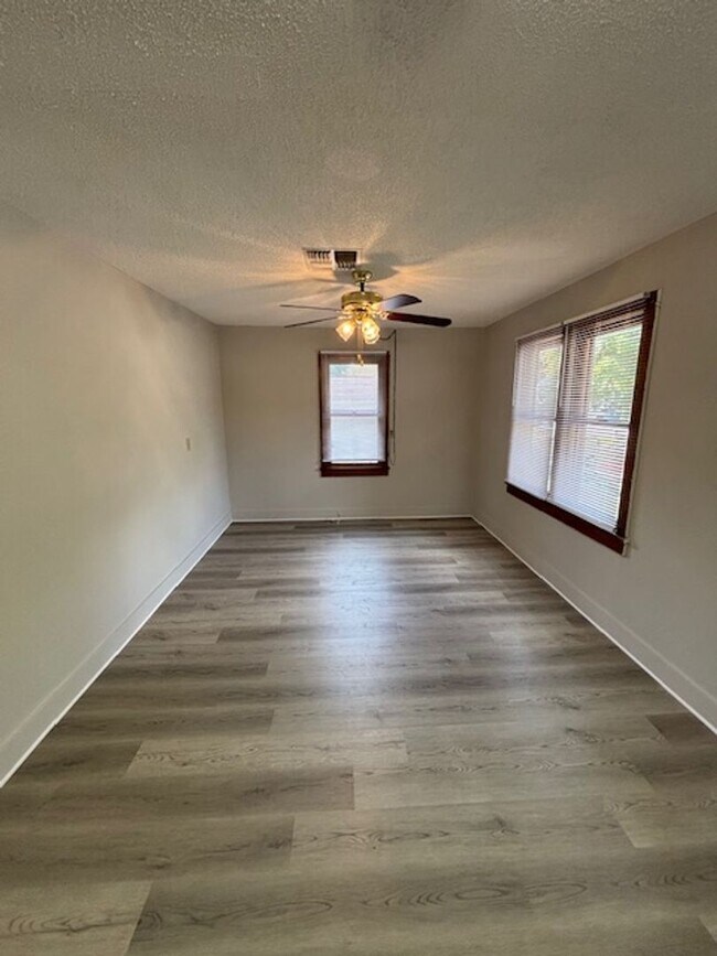 Foto del edificio - 8469 Cobb Rd