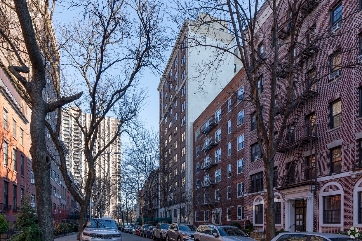 Primary Photo - 24 Monroe Pl