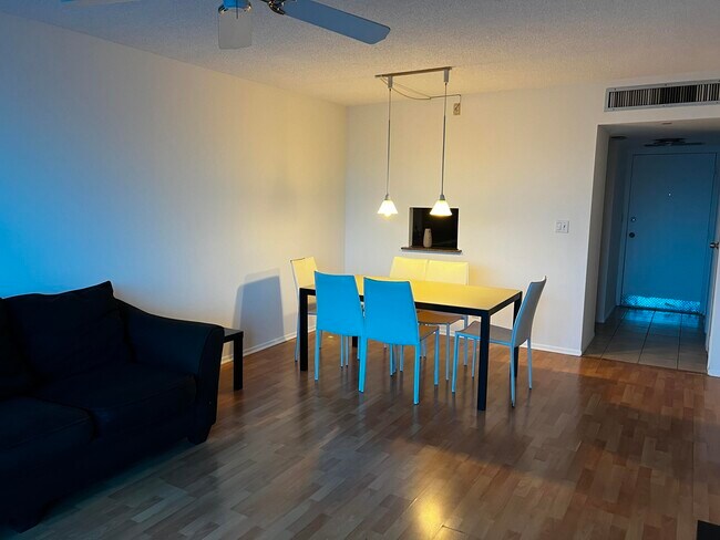 Building Photo - 3101 N Country Club Dr