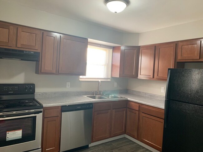 Building Photo - Large 4 Bedroom Home