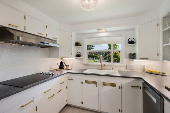 Foto del edificio - Immaculate and Updated Throughout- Quiet d...