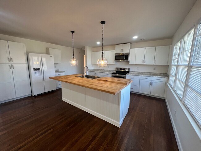 Building Photo - Newly Remodeled House