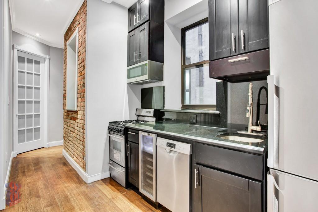Primary Photo - 141 Ridge St