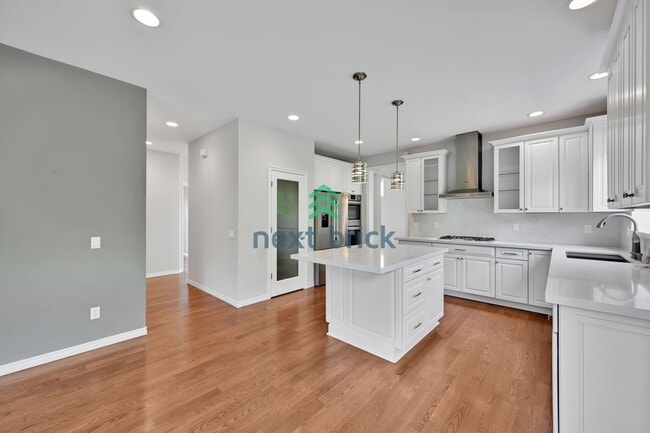 Building Photo - 4 BED & 2.5 SINGLE FAMILY HOUSE FOR RENT