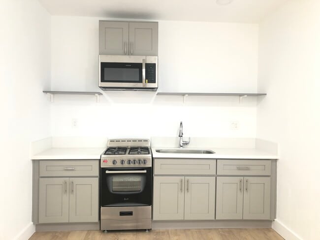 Building Photo - 450 S Benton Way