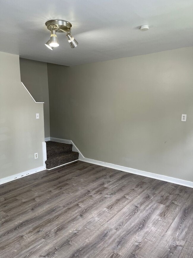 Building Photo - 422-426 Cedar Dr