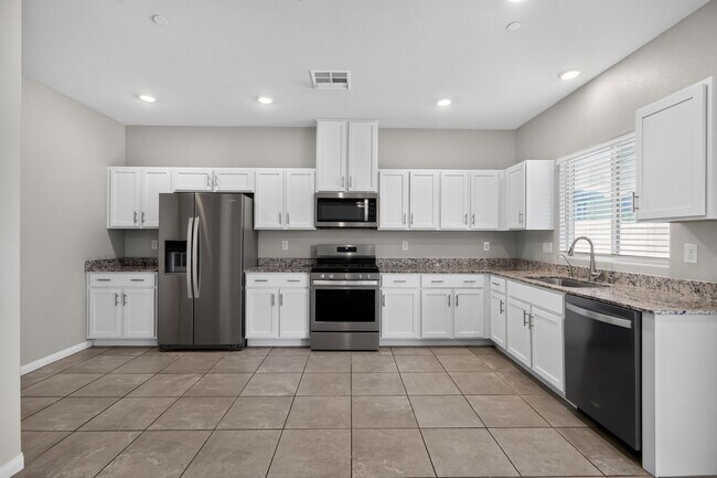Building Photo - 371 Scarlet Pne Ct