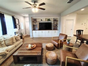 Building Photo - 423 Regatta Ln