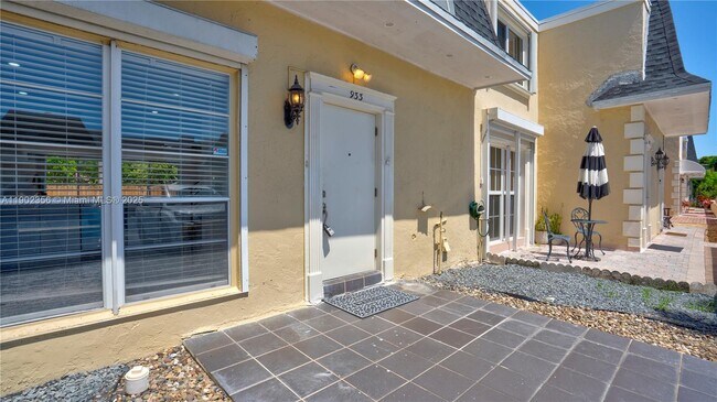 Building Photo - 933 NE 24th Ave