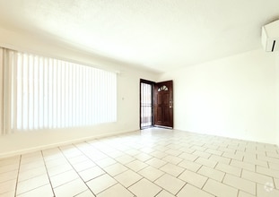Building Photo - 10208 S Inglewood Ave