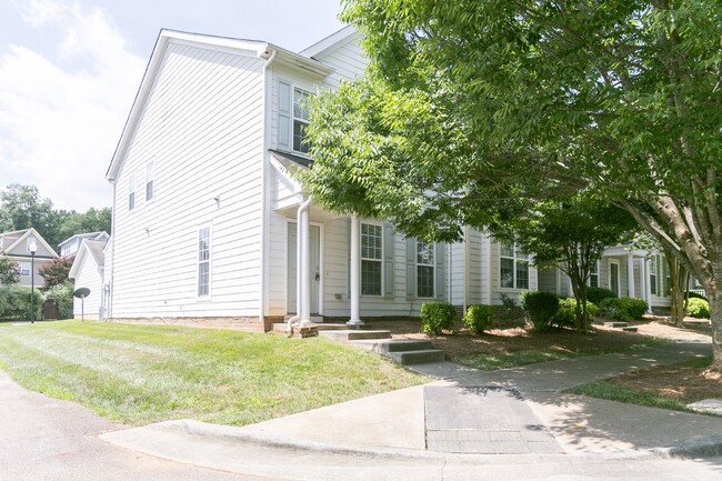 Building Photo - Updated End Unit Townhome in Pittsboro!