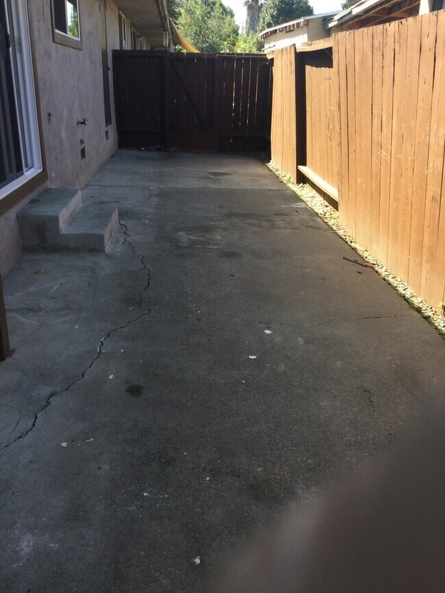 Building Photo - 473 Willow Ave