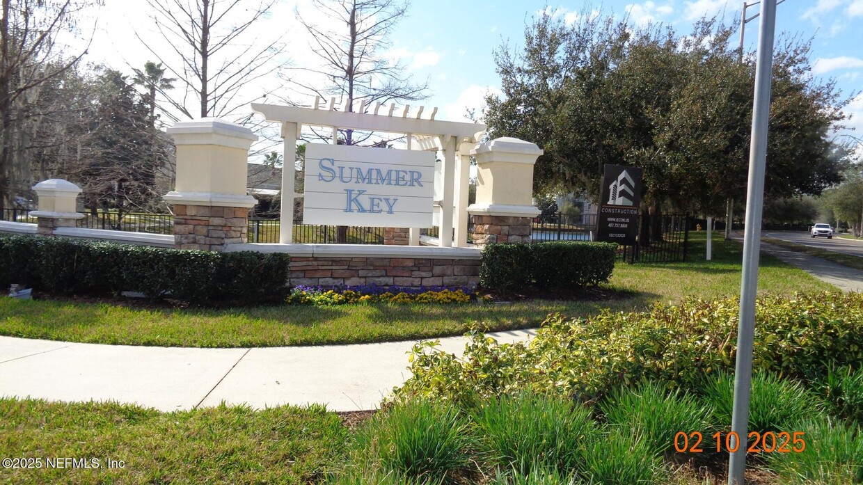 Primary Photo - 8201 Green Parrot Rd