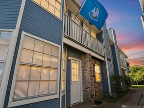 Building Photo - 830 Meadow Glen Ave