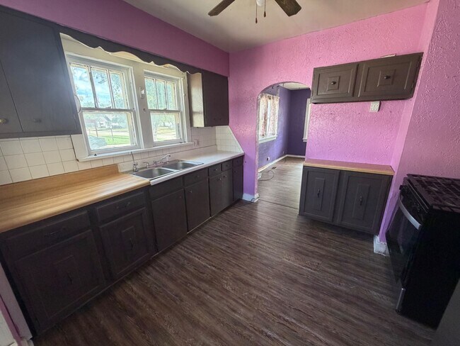 Foto del edificio - 614 W 8th Ave