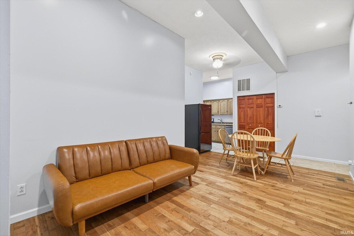 Foto principal - 110 W 6th St