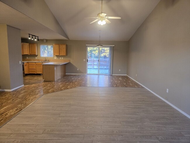 Building Photo - 907 Scenic Dr