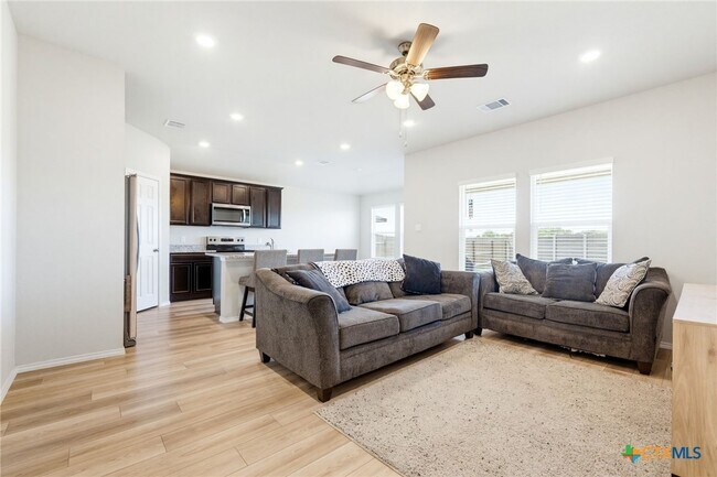 Building Photo - 137 Ellenora Dr