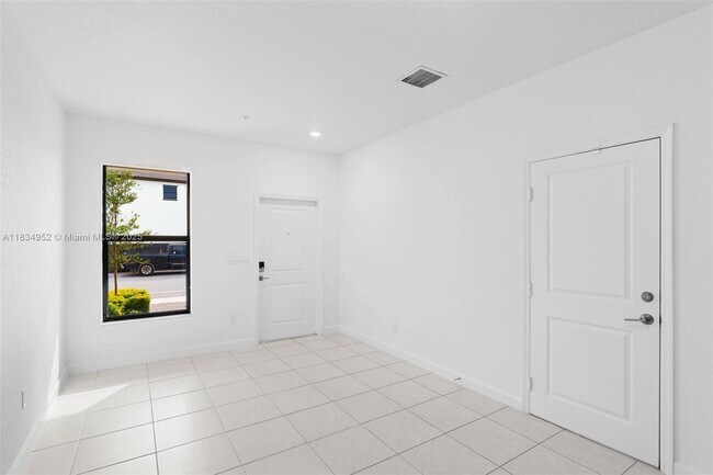 Foto del edificio - 15983 SW 2nd Pl