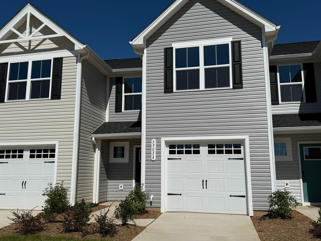 Foto principal - Modern 3-Bedroom Townhouse with Garage & P...