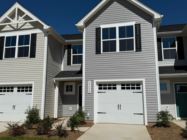 Modern 3-Bedroom Townhouse with Garage & P... - Modern 3-Bedroom Townhouse with Garage & P...