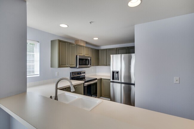 Building Photo - Updated South Everett Condo! 2 Bed / 2 Bat...