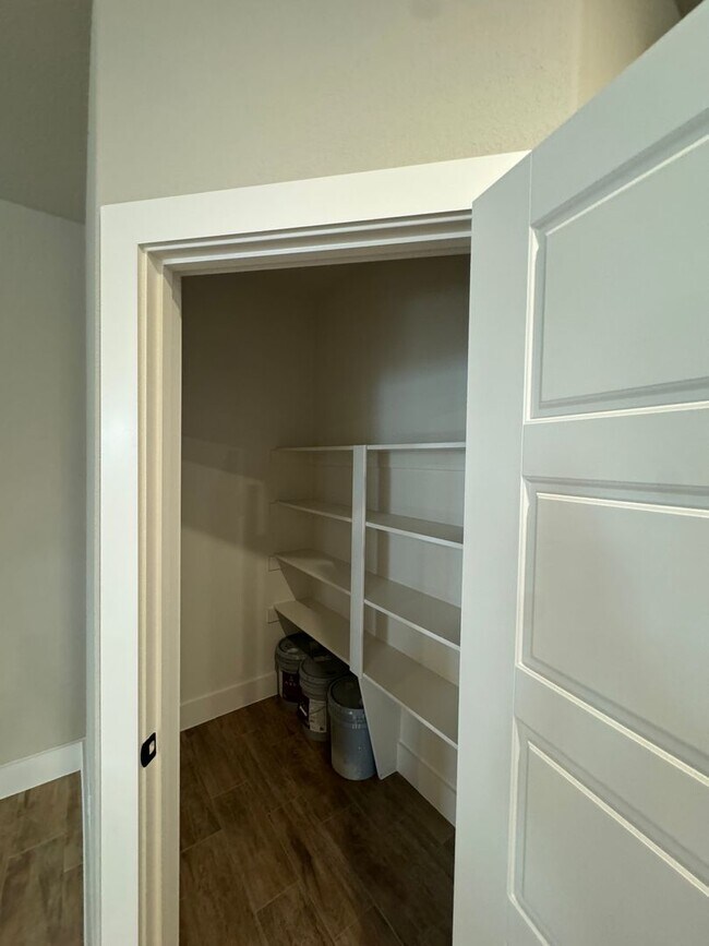 Building Photo - 3/2/2 - FIREPLACE - MUDROOM - GODLEY ISD