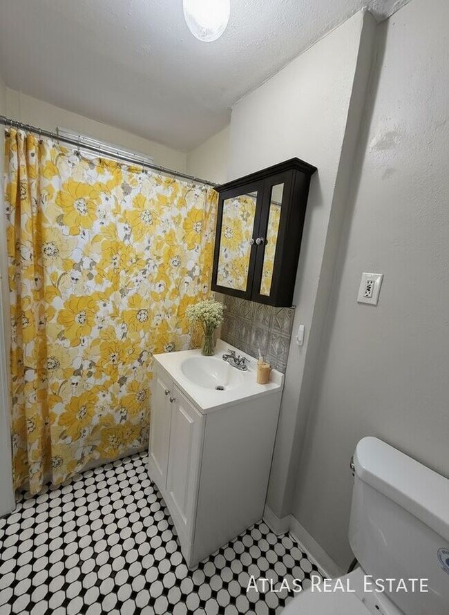 Building Photo - 218 W Cheyenne Rd