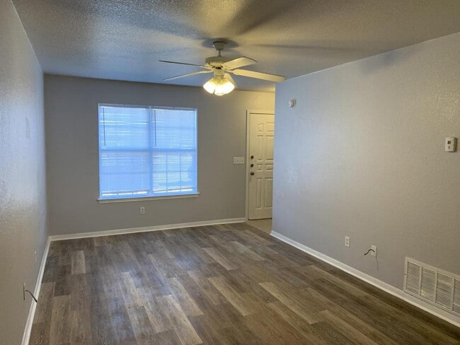 Foto del edificio - 2807 Cantabrian Dr