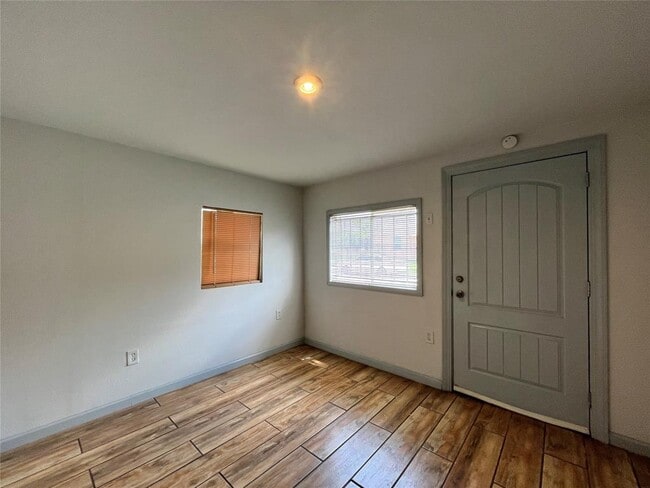 Building Photo - 2211 Schweikhardt St