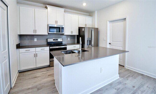 Building Photo - 11425 Listening Dr