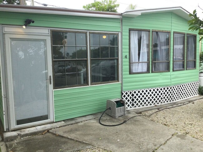 Building Photo - **Price recently lowered** 2 Bed/1 Bth Hom...