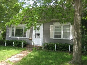 Building Photo - 903 S Dodge St