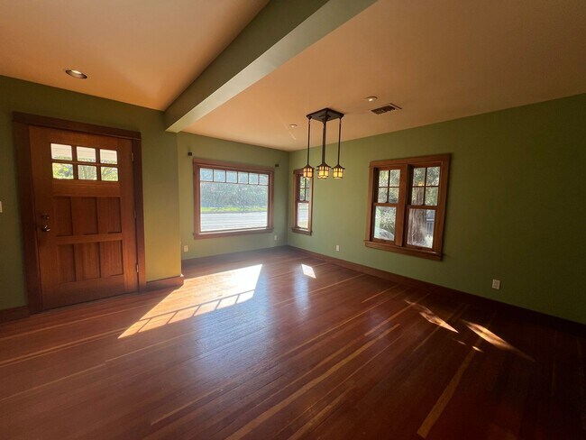 Foto del edificio - Coming Soon!  Craftsman home near Downtown...