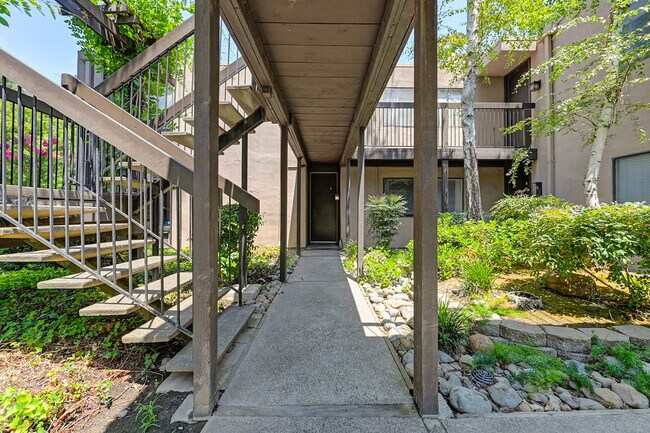 Foto del edificio - 628 Woodside Sierra