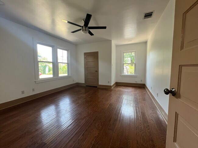 Building Photo - 1004 E 2nd St