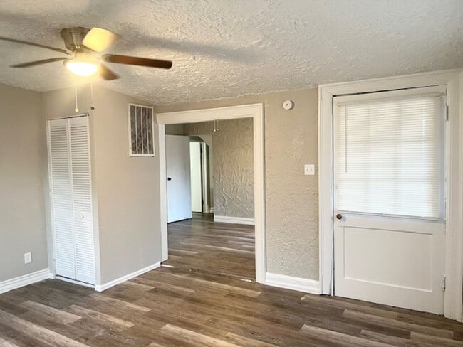 Building Photo - 432 E Brookside St