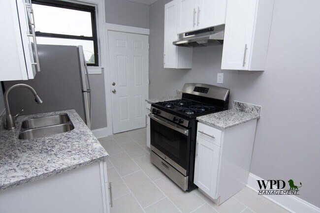 Foto del edificio - 1311 W 82nd St