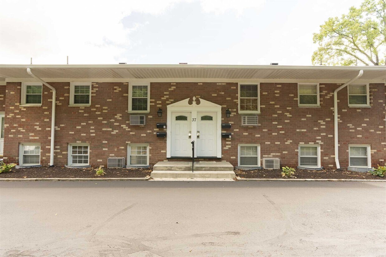 Primary Photo - 37 Alpine Dr