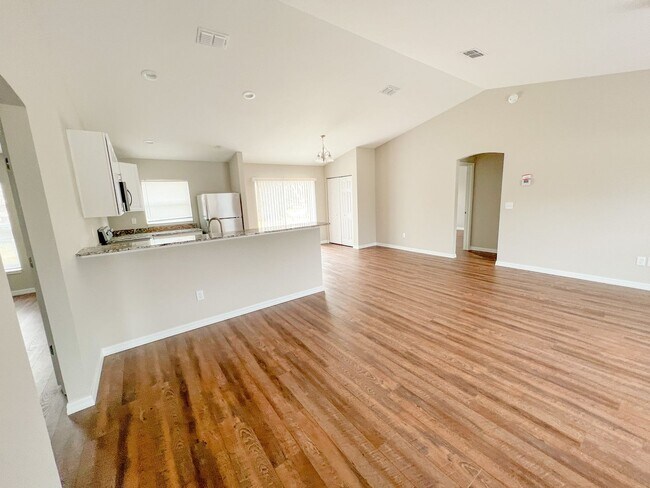 Foto del edificio - AVAILABLE NOW! Beautiful 3 Bedroom, 2 Bath...