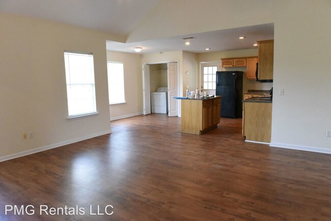 Foto del edificio - 4 br, 4 bath Room For Rent - 329 Touchdown Dr