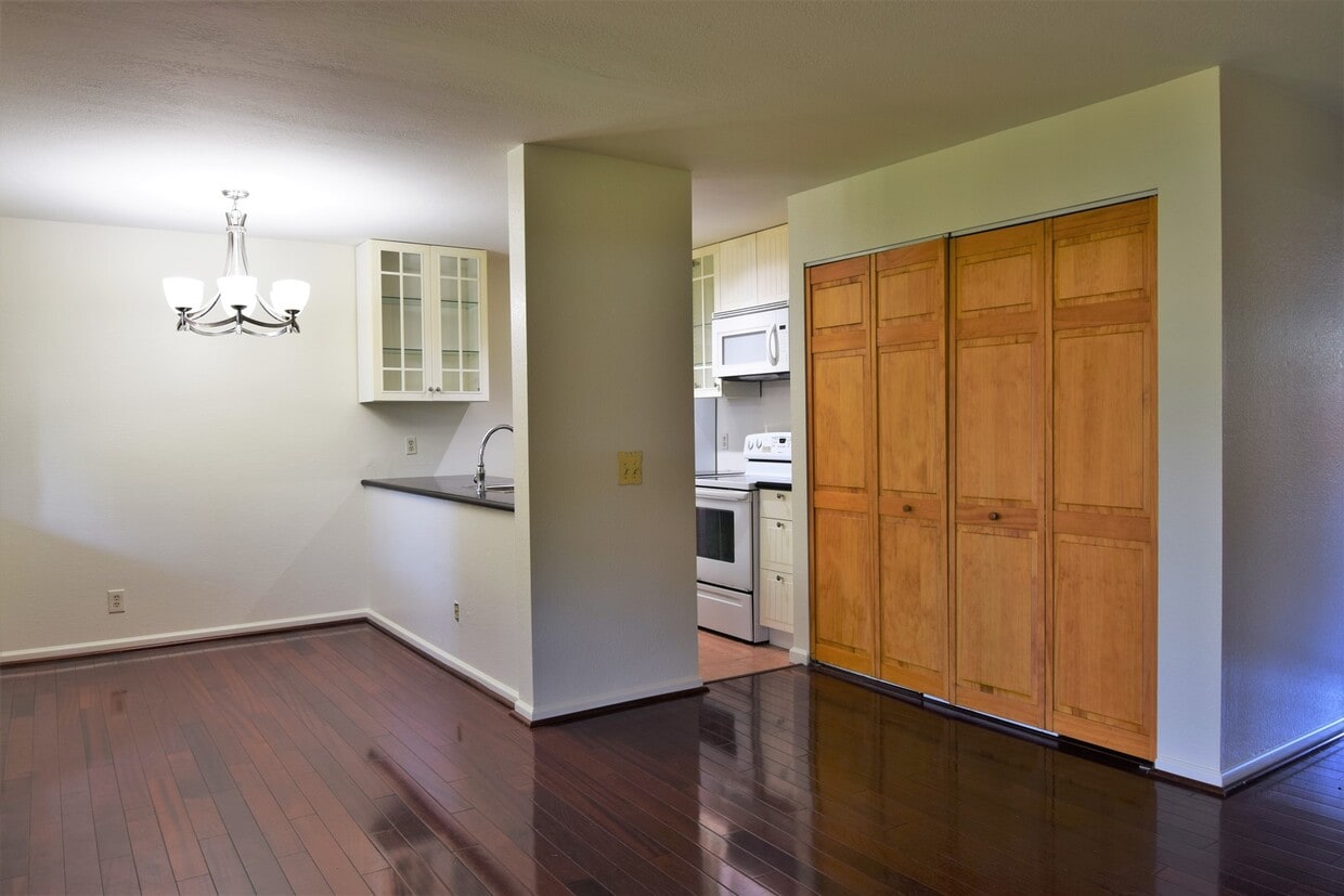 Primary Photo - Two Bedroom Quiet Complex Near NPS