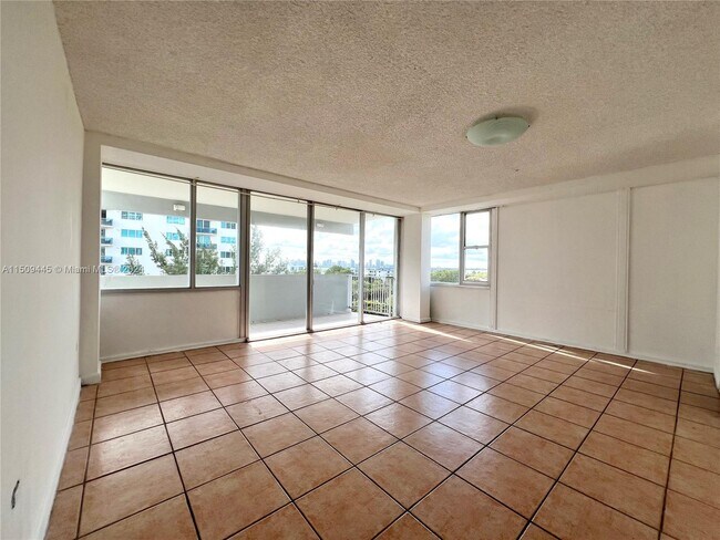 Foto del edificio - 7545 E Treasure Dr