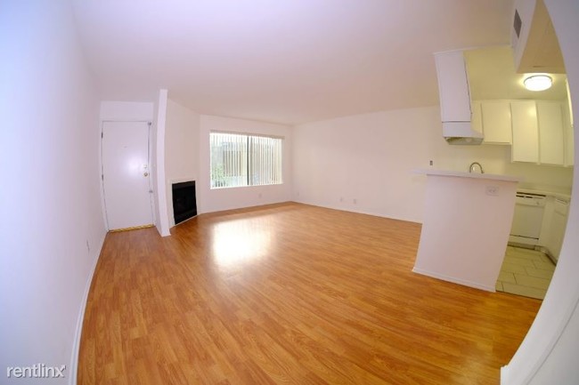 Building Photo - 15051 Moorpark St