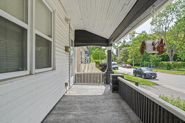 Building Photo - Cute 2 bedroom detached in up and coming SOHO – $1,999/Month + Utilities | Available July 1st