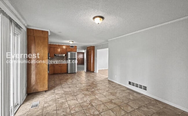 Building Photo - 400 Glen Crest Dr