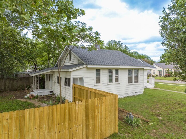 Building Photo - Freshly Updated 2 Bedroom House