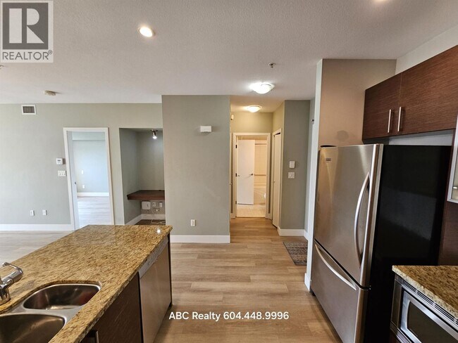 Photo du bâtiment - 14300-14300 Riverport Way
