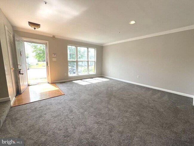 Building Photo - Beautiful 3bd 1.5bth Townhome in Pikeswood...